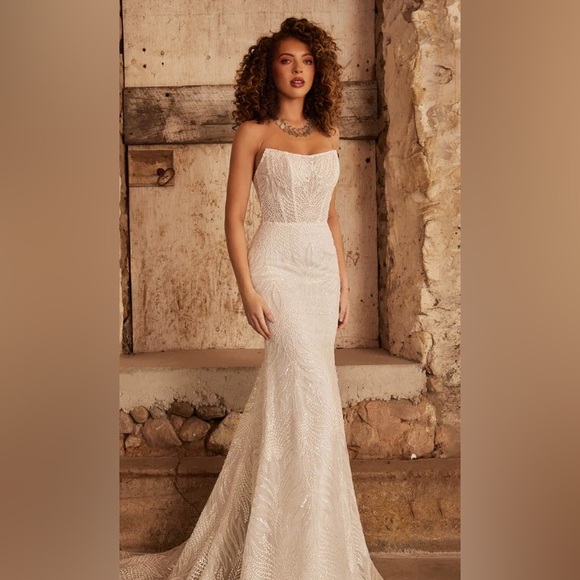 La Perle Wedding Dress - Picture 1 of 5